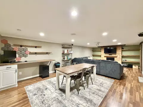 Living - 2015 Murphy Woods Rd, Beloit, WI 53511 photo 6 of 9