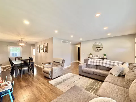 Living - 2015 Murphy Woods Rd, Beloit, WI 53511 photo 3 of 9