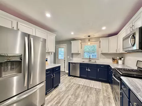 Kitchen - 2015 Murphy Woods Rd, Beloit, WI 53511 photo 2 of 4
