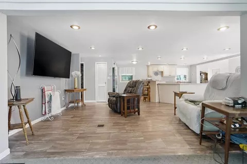 Living - 5218 Riverview Circle Dr, Thomson, IL 61285 photo 2 of 3