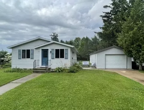 320 W Poplar St, Plainfield, WI 54966