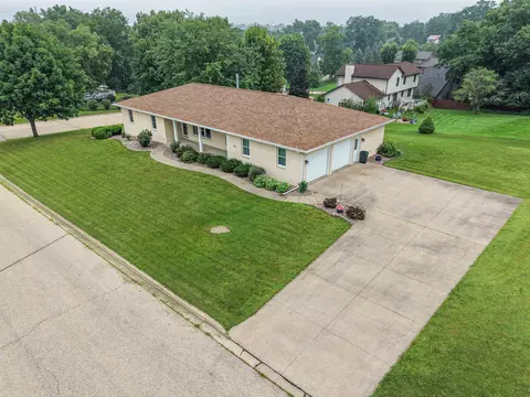 590 Pioneer Rd, Platteville, WI 53818
