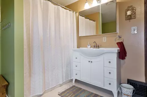 Bath - 1516 E Philhower Rd, Beloit, WI 53511 photo 6 of 6