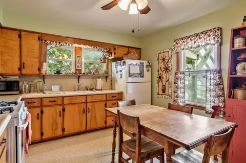 Kitchen - 1516 E Philhower Rd, Beloit, WI 53511 photo 5 of 8
