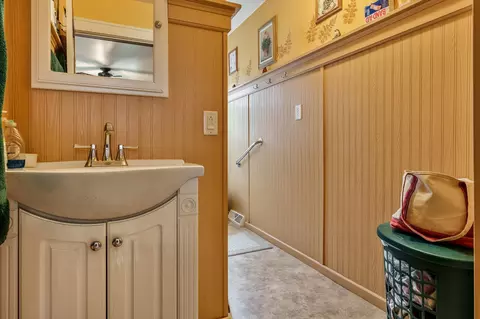 Entry Way - 1516 E Philhower Rd, Beloit, WI 53511 photo 3 of 4
