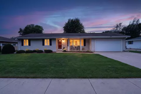 1927 Hancock Ln, Janesville, WI 53545