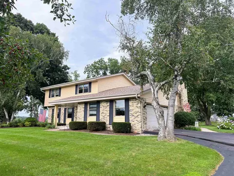 w275n4880 S Courtland Cir, Pewaukee, WI 53072