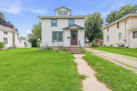 117 W Burnett St, Beaver Dam, WI 53916