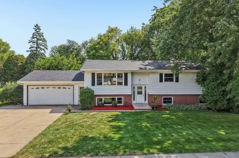 401 Woodview Dr, Sun Prairie, WI 53590