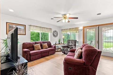 Living - n2490 Carnie Road, Monroe, WI 53566 photo 8 of 9