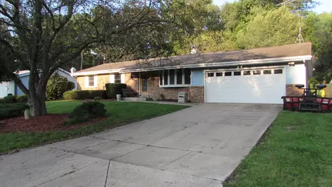 522 Sussex Dr, Janesville, WI 53546