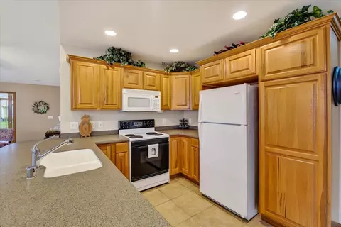 Kitchen - 640 Springbrook Cir, Deforest, WI 53532 photo 2 of 4