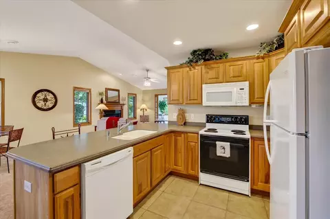 Kitchen - 640 Springbrook Cir, Deforest, WI 53532 photo 4 of 4