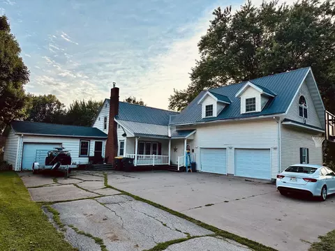 112 W Bluff St, Cassville, WI 53806