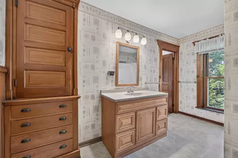 Bath - 954 Bluff St, Beloit, WI 53511 photo 2 of 3