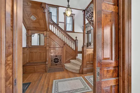 Entry Way - 954 Bluff St, Beloit, WI 53511 photo 3 of 6