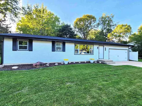 430 Woodview Dr, Sun Prairie, WI 53590