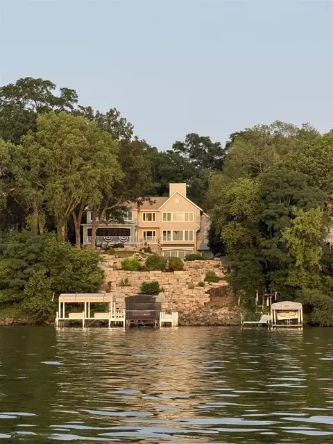 1077 Farwell Dr, Madison, WI 53704
