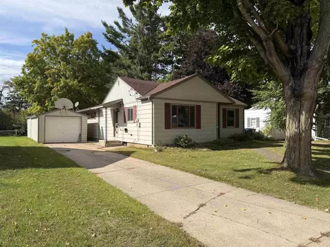 44 West St, Clintonville, WI 54929