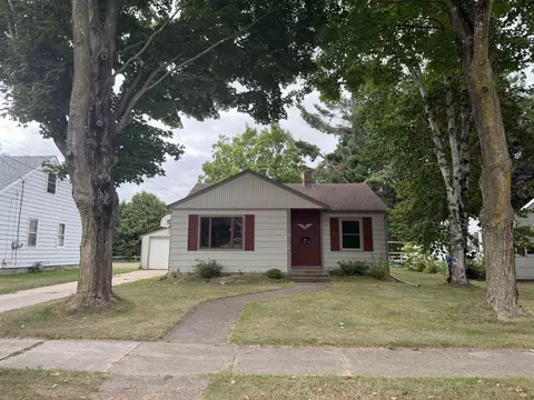 44 West St, Clintonville, WI 54929