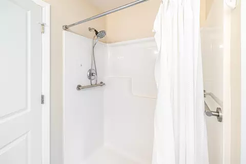 Bath - 3687 Cardinal Dr, Beloit, WI 53511 photo 2 of 3