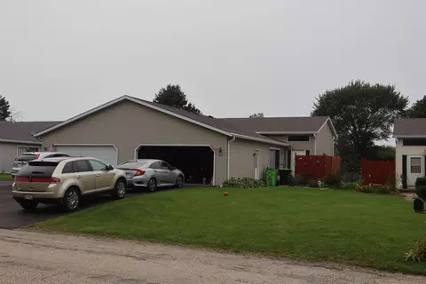 204-206 Eilbes Ave, Beaver Dam, WI 53916