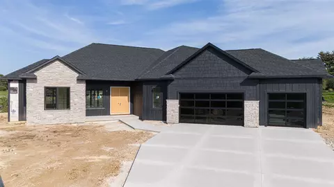 2866 Oakridge Ct, Janesville, WI 53545