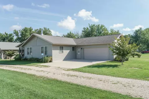 Exterior - 262 E Front St, Markesan, WI 53946 photo 2 of 12
