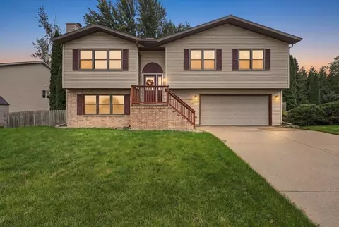 622 N Woods Edge Dr, Oregon, WI 53575