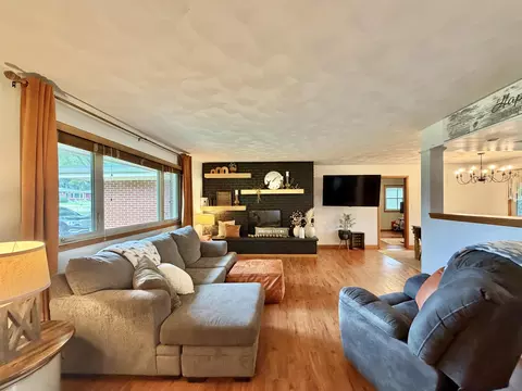 Living - 826 E Post Rd, Beloit, WI 53511 photo 2 of 5