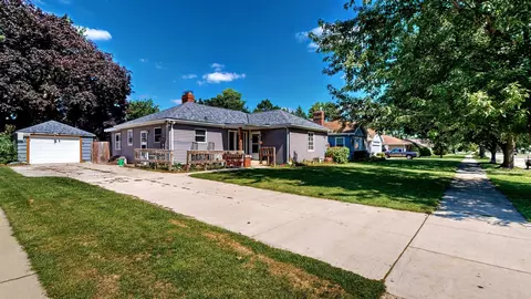 1227 E Memorial Dr, Janesville, WI 53545