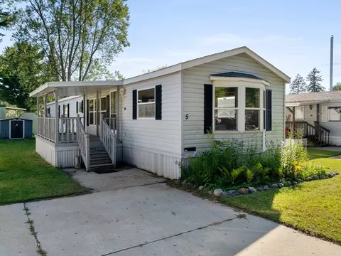5 Beechwood Dr, Sheboygan, WI 53081