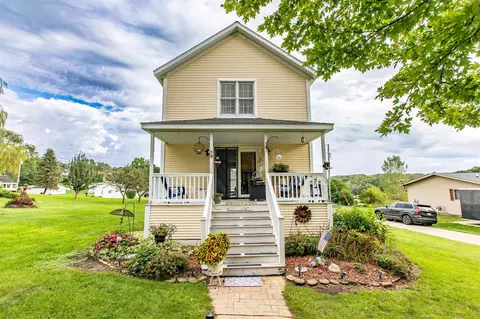 59 7th St, Mineral Point, WI 53565