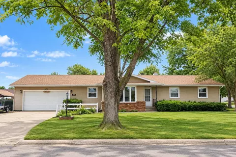 906 Nicolet St, Janesville, WI 53546