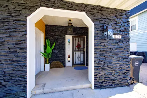 Entry Way - 1509 Hackett St, Beloit, WI 53511 photo 2 of 15