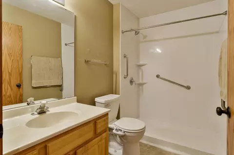 Bath - 2307 Turnberry Ct, Beloit, WI 53511 photo 1 of 1