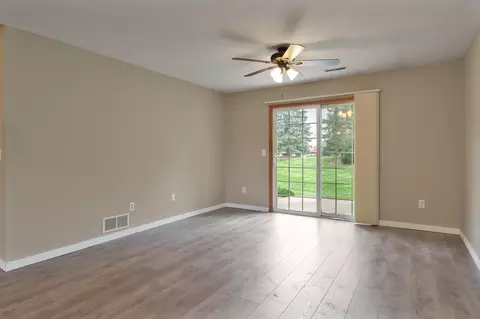 Living - 2307 Turnberry Ct, Beloit, WI 53511 photo 2 of 7