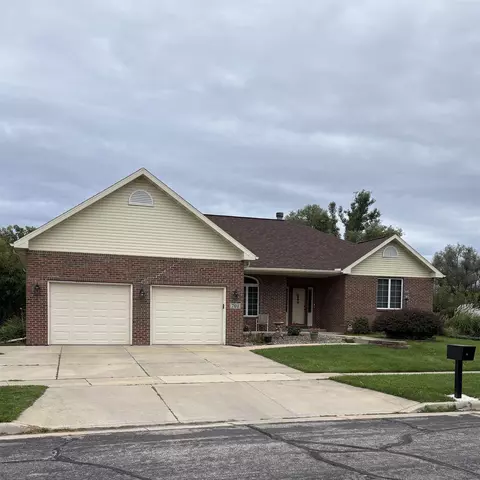 701 Lochmoore Dr, Waunakee, WI 53597