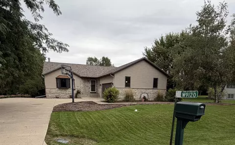 w9120 Tall Pines Court, Cambridge, WI 53523