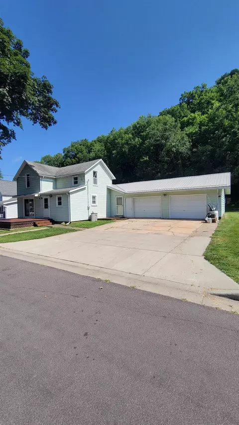 217 W Bluff St, Cassville, WI 53806