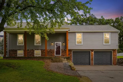 975 Hillcrest Cir, Platteville, WI 53818