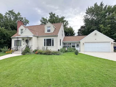 22 N Pine St, Janesville, WI 53548