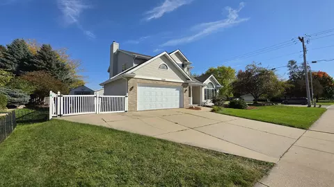1304 N Wuthering Hills Dr, Janesville, WI 53546