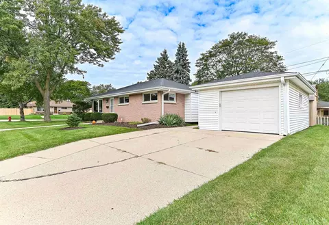 n89w15378 Cleveland Ave, Menomonee Falls, WI 53051