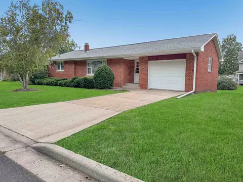 214 E Bluff St, Cassville, WI 53806