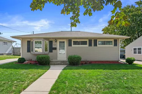 1623 Birch Dr, Waukesha, WI 53188