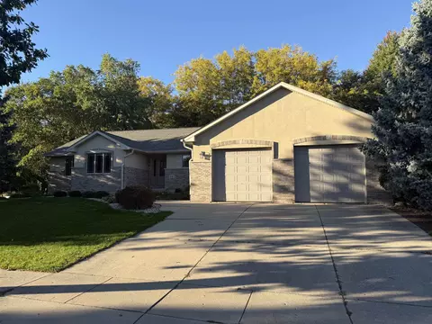 281 Pinnacle Dr, Lake Mills, WI 53551