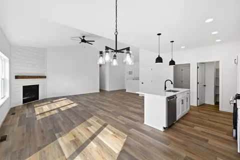 Living - 635 Millar Dr, Beloit, WI 53511 photo 3 of 3