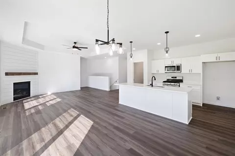 Living - 627 Millar Dr, Beloit, WI 53511 photo 3 of 4