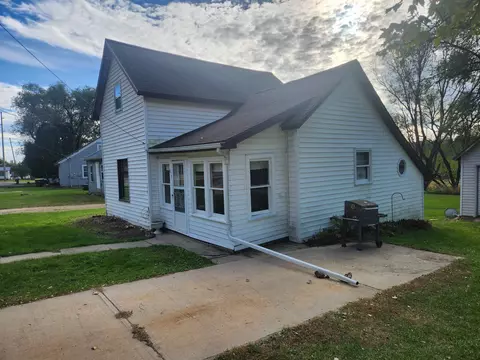 617 Center St, Wonewoc, WI 53968